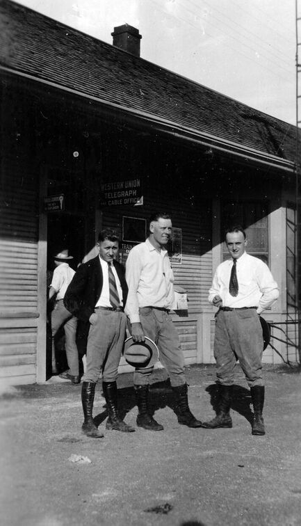 Ein Western Union Telegraph and Cable Office. Man sieht's den Gesichtern an, es gab Geld!