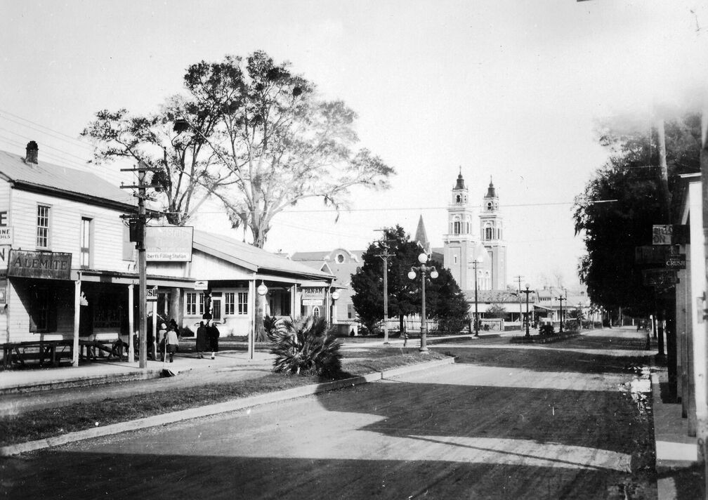 Links eine PAN-AM Tankstelle mit Ladies Rest Room. Auch von hier konnte Telegrafiert werden.