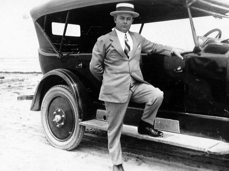 Adolf Klopp in Pose am Firmenwagen, ein Ford 1927 Model T Touring Car
