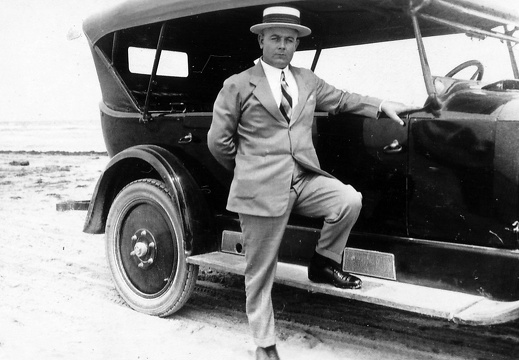 Adolf Klopp in Pose am Firmenwagen, ein Ford 1927 Model T Touring Car