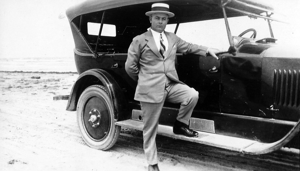 Adolf Klopp in Pose am Firmenwagen, ein Ford 1927 Model T Touring Car