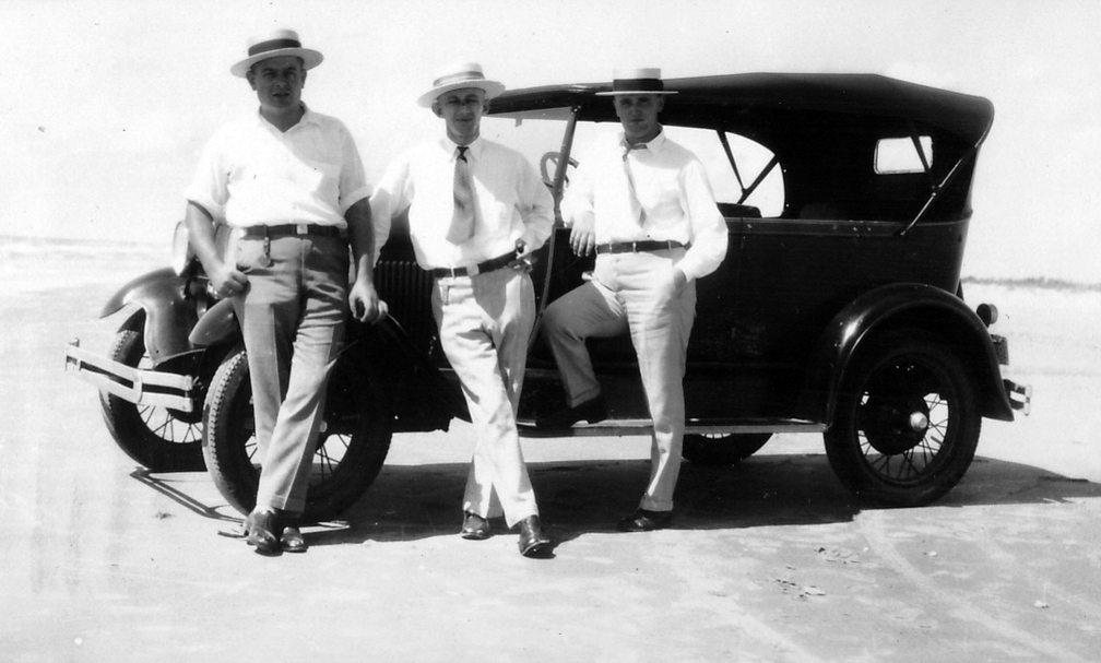 Im Freizeitlook am Ford Sedan Cabrio (vermutlich)