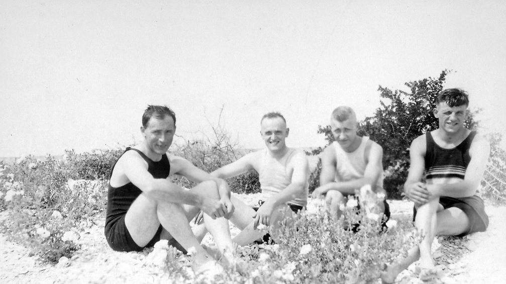 So lässt es sich aushalten, heller Sonnenschein und warmer Sand am Strand.