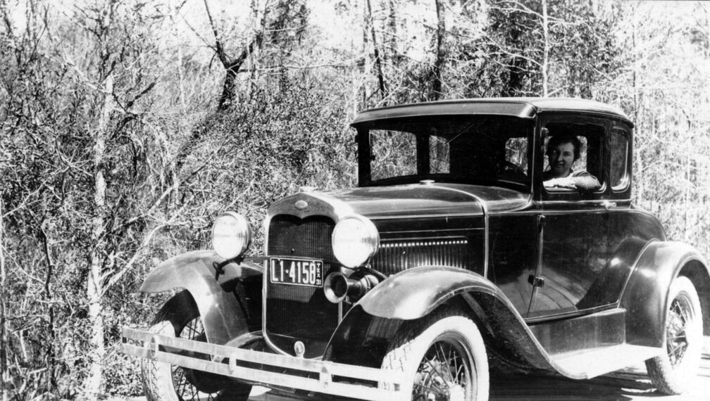 Frau Klopp sitzt stolz in der Familienkutsche.