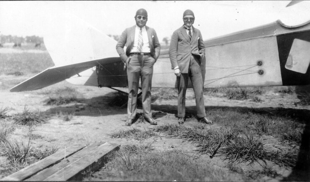 Ausgerüstet mit einer Pilotenkappe aus Leder kann's losgehen.