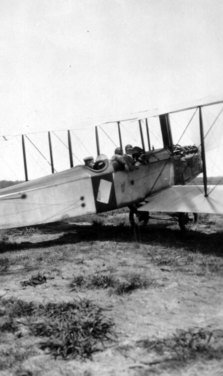 Die Curtis JN-4, „Jenny“ ist bereit für den Start