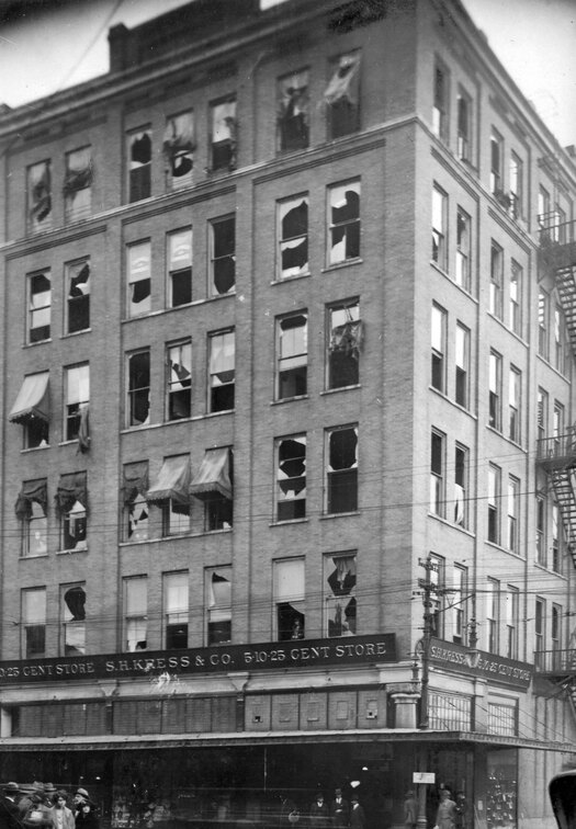 Fast alle Fensterscheiben des 5-10-25 Cent Store sind zerbrochen.