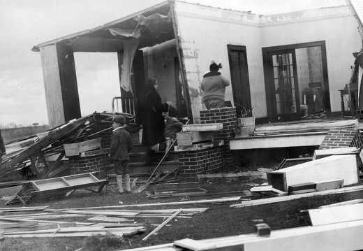 Ein Familie besucht ihr zerstörtes Haus