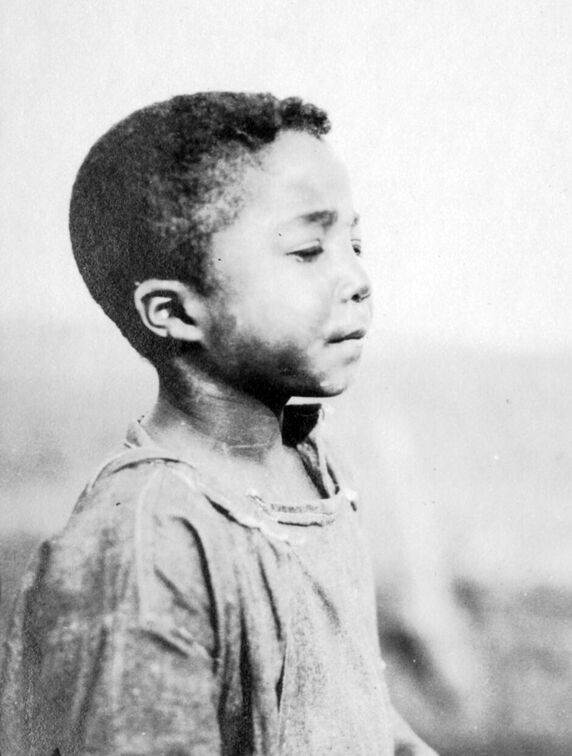 Auch bei diesem Kind ist kein Lächeln zu spüren