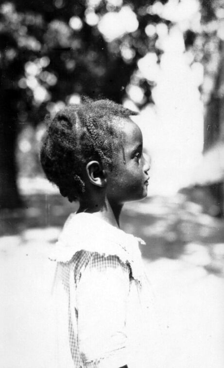 Stolz trägt das kleine Mädchen die geflochtenen Zöpfchen nach altem Brauchtum