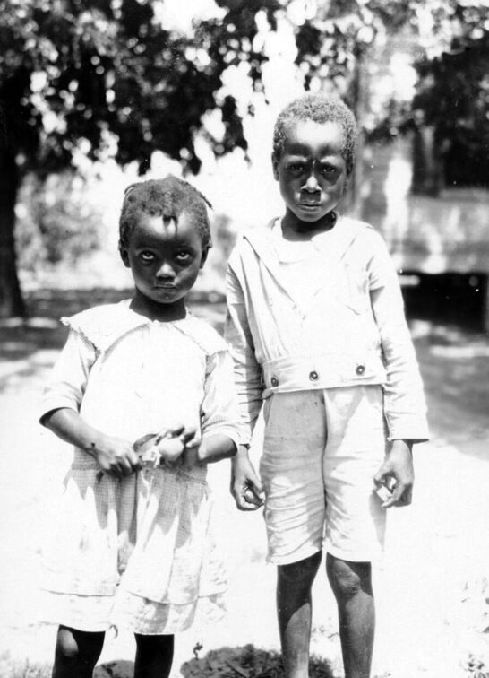 Nicht das geringste Lächeln konnte der Fotograf den Kindern abringen