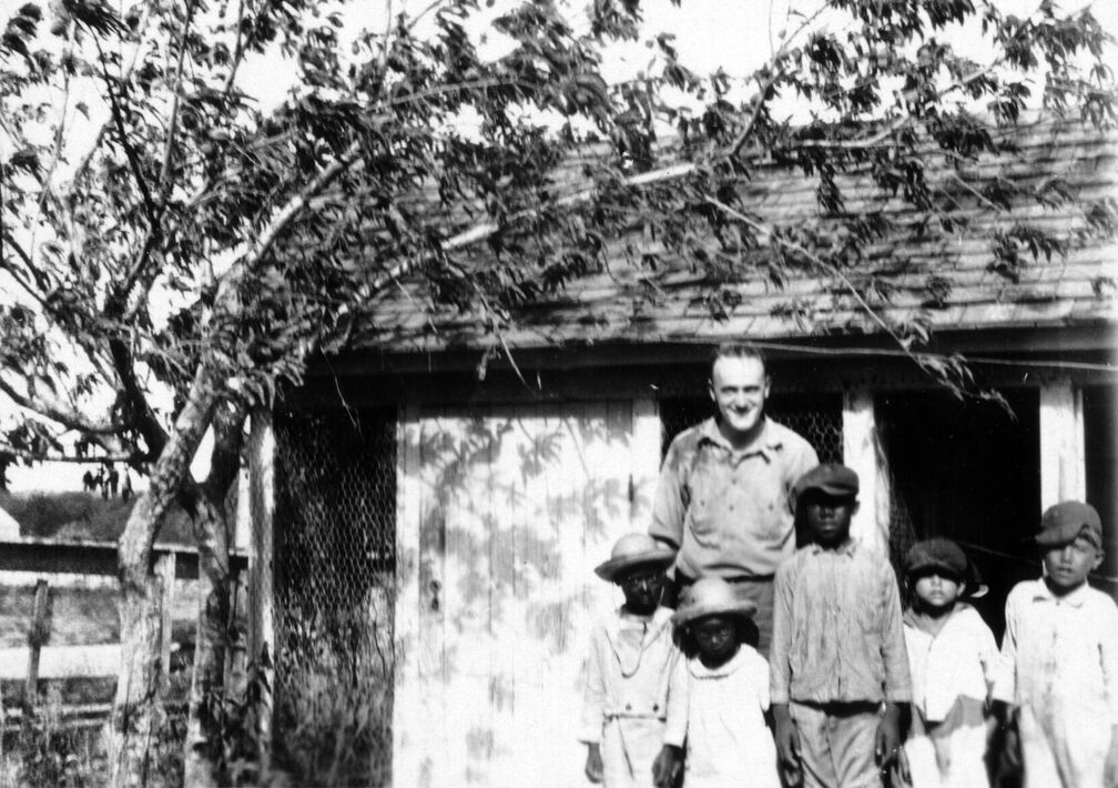 A. Klopp mit einer Kinderschar 