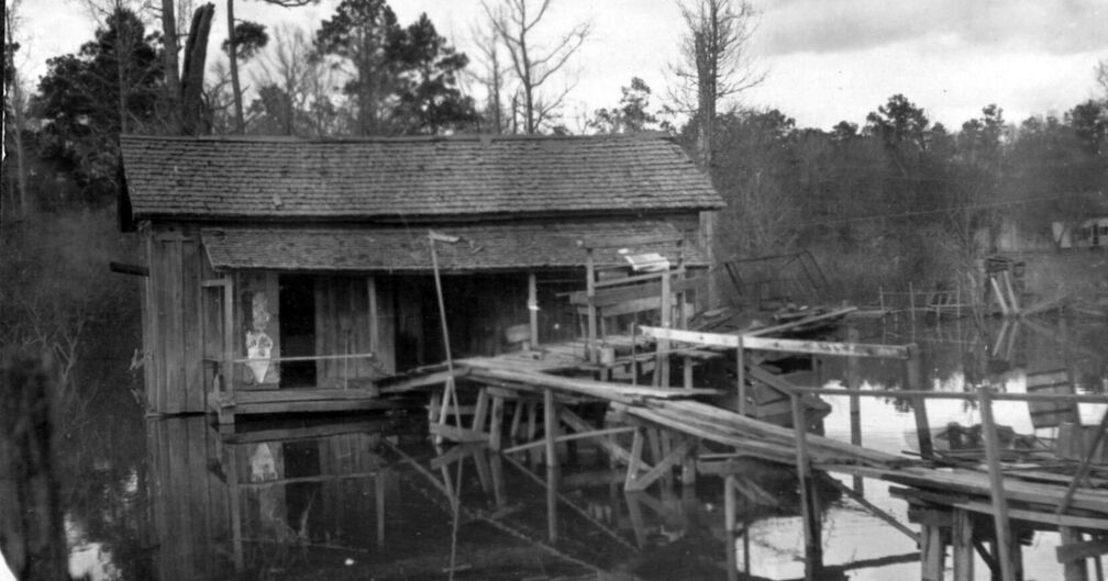 Dieses Haus versinkt langsam im Schlamm 