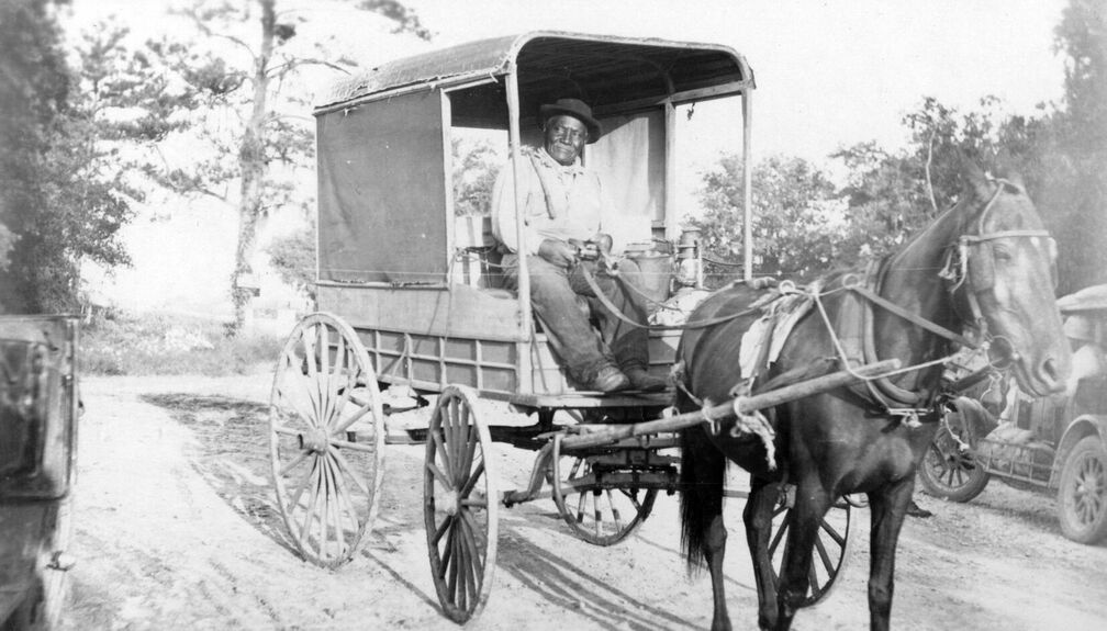 Dieser glückliche hat Pferd und Wagen und verkauft Waren. Man kann ihn lächeln sehen.