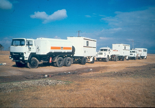 Camp Qazvin - Ankunft Tankwagen, Duschwagen,Küche und Werkstattwagen