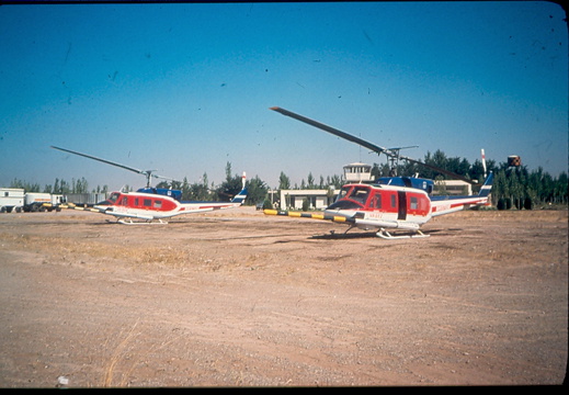 Hubschrauber mit Magnetometer-Stinger auf dem Flugfeld Qazvin